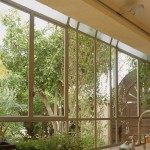 חלון ויטרינה בלגי משקיף לגינה