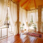 דלתות בלגיות עם וילונות יציאה לחצר