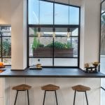 חלון בלגי מול פינת ישיבה