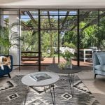 פרגולה מברזל מבעד הויטרינה והחלונות בלגיים בבית פרטי - Arteferro