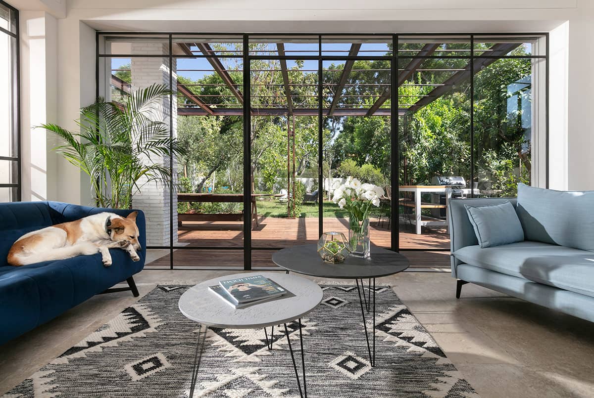 פרגולה מברזל מבעד הויטרינה והחלונות בלגיים בבית פרטי - Arteferro