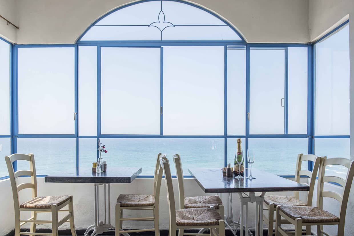חלונות מפרופיל בלגי מברזל עם נוף לים - ארטפרו