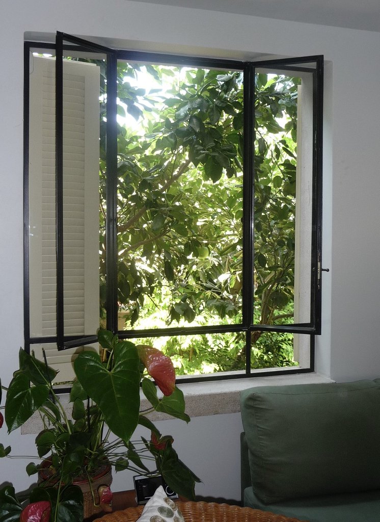 חלון דו כנפי פתיחה פנימה