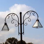 עמוד למפיונה מעוגל מסולסל עם 2 אהילים