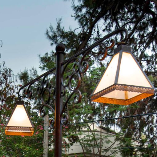 למפיונה על עמוד עם 2 אהילים מסלוסל